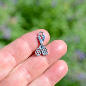 BULK 20 Spatula Cooking Utensils Silver Tone Charms SC3686