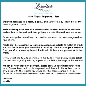 Puede incluir: Un gr&aacute;fico de color turquesa con el texto "Lorettas Beads Charms and Bead Collections". El texto proporciona instrucciones para pedir art&iacute;culos grabados, incluyendo tama&ntilde;os de paquetes, texto personalizado y env&iacute;os de im&aacute;genes. La imagen tambi&eacute;n incluye la direcci&oacute;n de correo electr&oacute;nico loretta@lorettasbeads.com.