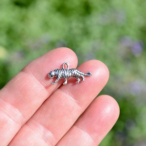 10 Tiger 3D Silver Tone  Charms SC1529
