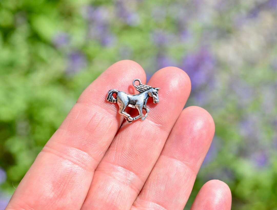 10 Galloping Horse Silver Tone Charms SC5511 - Etsy