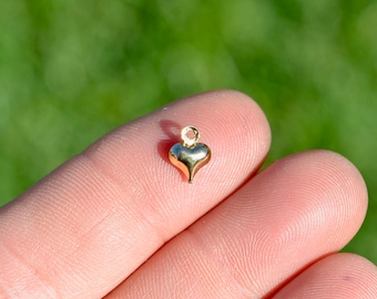 Lote de 50 dijes en forma de corazón en miniatura de 9 x 6 mm en tono dorado GC5346