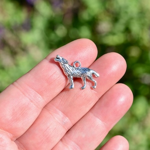 5  Howling Dog or Wolf Silver Tone Charms SC2919