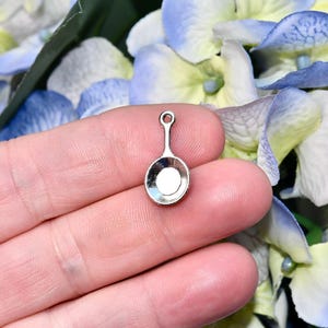 1  Frying Pan Silver Tone Charm SC1652