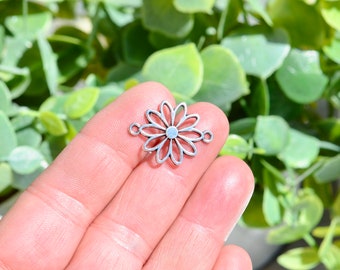 10   Daisy Flower Connector Silver Tone Charms SC4257