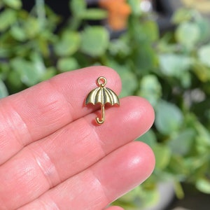 5 Umbrella Gold Tone Charms GC6909
