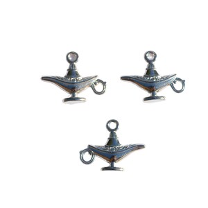 Puede incluir: Tres abalorios de plata en forma de l&aacute;mpara de genio con un dise&ntilde;o detallado. Los abalorios tienen un bucle en la parte superior para sujetarlos a un collar o pulsera.