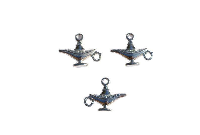 Puede incluir: Tres abalorios de plata en forma de l&aacute;mpara de genio con un dise&ntilde;o detallado. Los abalorios tienen un bucle en la parte superior para sujetarlos a un collar o pulsera.
