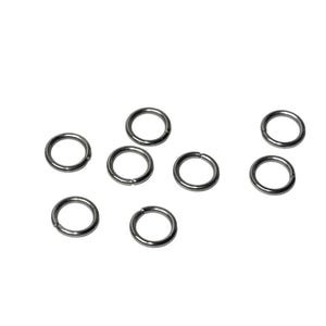 Op de afbeelding: Een verzameling van zeven kleine, ronde metalen buigringen met een donkere gunmetal afwerking. Elke ring is voorzien van een enkele, zuivere snede langs de omtrek, waardoor de ring geopend en gesloten kan worden om sieradenonderdelen te verbinden.