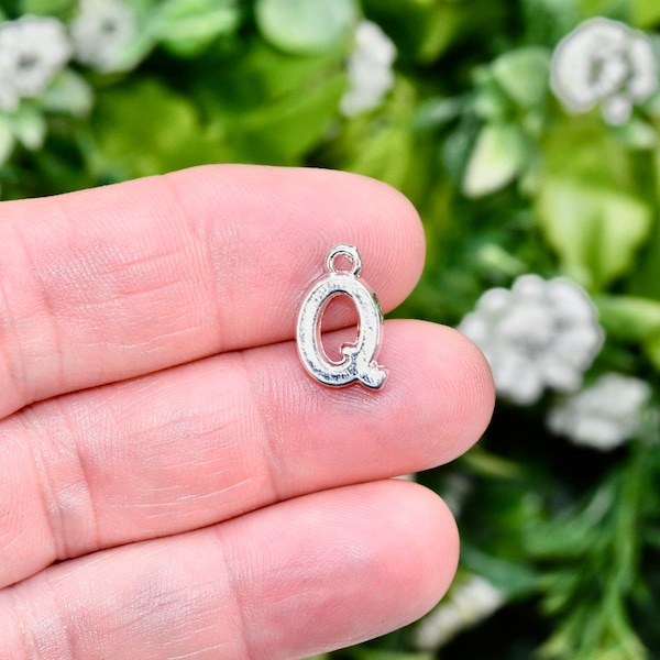 BULK 20  Letter Q Silver Tone Charms SC3846
