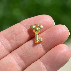 BULK 20   Skeleton Key Gold Tone Charms GC3511