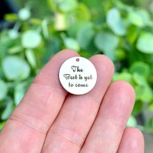 Charm "Lo mejor está por venir", Charm de acero inoxidable grabado con láser CC152