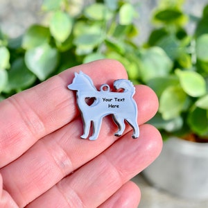 Puede incluir: Encanto de etiqueta de perro de plata con una silueta de un perro y el texto "Your Text Here".