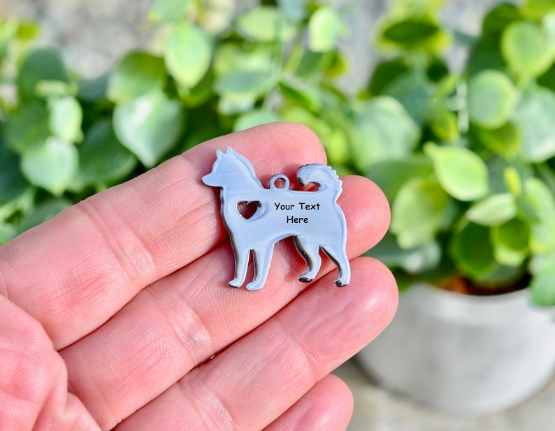 Puede incluir: Encanto de etiqueta de perro de plata con una silueta de un perro y el texto "Your Text Here".