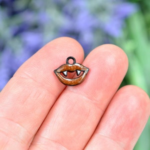 5 Brown and Black  Vampire Teeth  Charms SC6704