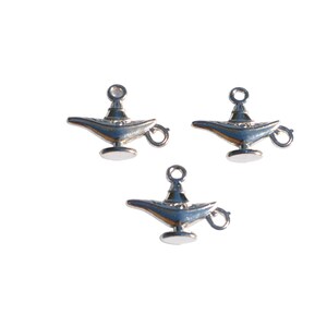Puede incluir: Tres abalorios de l&aacute;mpara de genio plateados con un bucle para sujetar a un collar o pulsera.