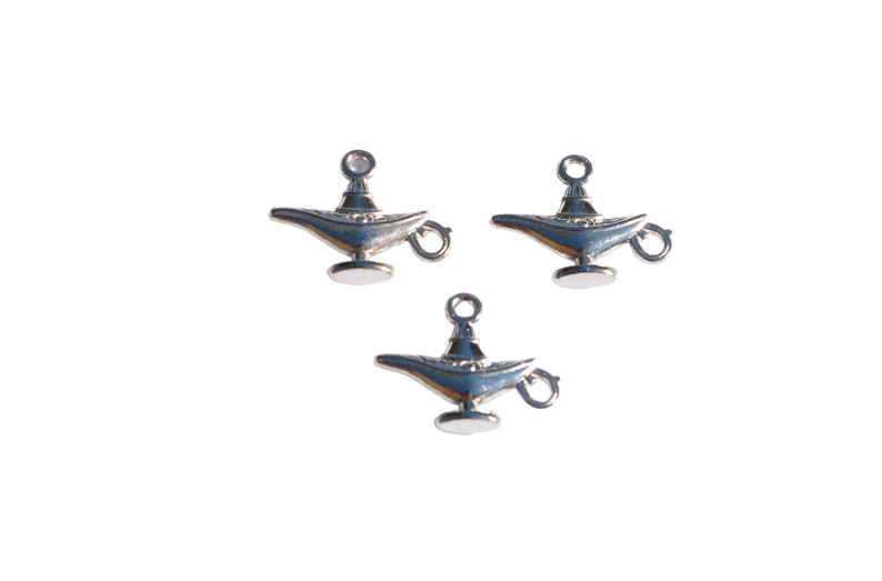 Puede incluir: Tres abalorios de l&aacute;mpara de genio plateados con un bucle para sujetar a un collar o pulsera.