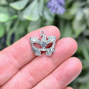 1  Mardi Gras Mask Silver Tone Charm SC5439