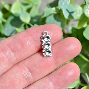 1 Silver Tone Traffic Light Charm SC2096