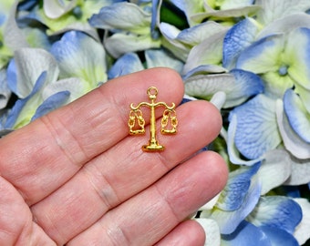 1 Scale Gold Tone 3D Charm GC1583