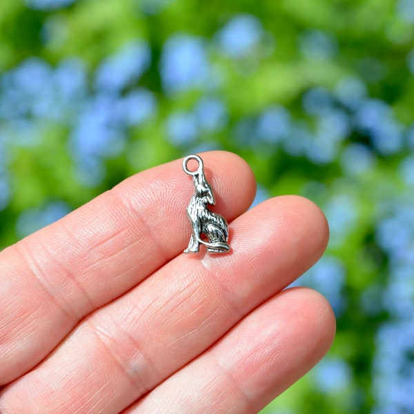 BULK 20  Sitting Howling Dog or Wolf Charms SC4132