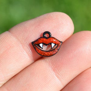 5 Red and Black  Vampire Teeth  Charms SC2211