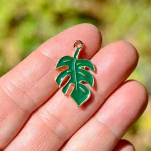 5   Green Enamel  Leaf  Charms GC2181