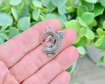 BULK 20  Gecko, Lizard Silver Tone  Charms SC5375