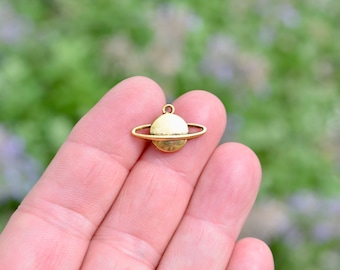 1  Planet Saturn Antique Gold Tone Charm GC3119