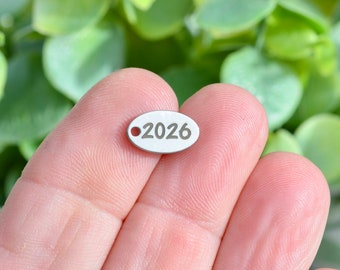 Año 2026, Charm ovalado de acero inoxidable grabado con láser personalizado CC207