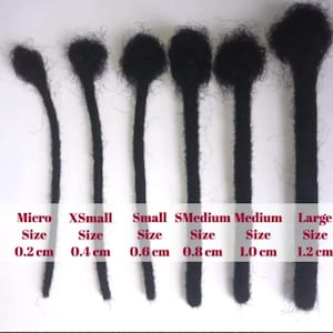 Peut inclure: Six dreadlocks noirs de tailles différentes, étiquetées avec leur taille correspondante en centimètres : Micro (0,2 cm), XSmall (0,4 cm), Small (0,6 cm), SMedium (0,8 cm), Medium (1,0 cm) et Large (1,2 cm).