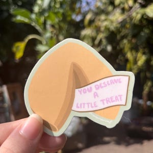 Ti meriti un piccolo regalo Adesivo del biscotto della fortuna
