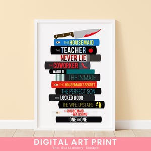 Puede incluir: Una impresión artística digital enmarcada que presenta una pila de títulos de libros con un gráfico de cuchillo. Los títulos incluyen "The Housemaid", "The Teacher" y "Never Lie". La impresión tiene un borde blanco y el texto "DIGITAL ART PRINT" en la parte inferior.