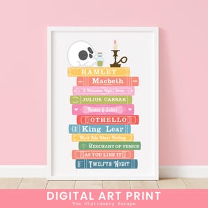 Puede incluir: Una impresión de arte digital que presenta una pila de libros coloridos con los títulos de las obras de Shakespeare. El libro superior tiene un cráneo y una vela encima. El texto en la parte inferior dice "DIGITAL ART PRINT" y "The Stationery Escape".