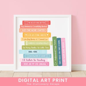 Op de afbeelding: Een digitale kunstprint met een stapel kleurrijke boeken met boekgerelateerde citaten. De citaten zijn: "Het boek was beter", "Mijn weekend is helemaal volgeboekt", "Nog maar één hoofdstuk", "Verliefd op fictieve personages", "Ik hou van grote boeken en ik kan niet liegen", "Momenteel aan het ontsnappen aan de realiteit", "Zoveel boeken, zo weinig tijd", "Boeken > mensen", "Boekenworm in hart en nieren", "Ik zou liever lezen", en "Boeken zijn mijn liefdestaal".