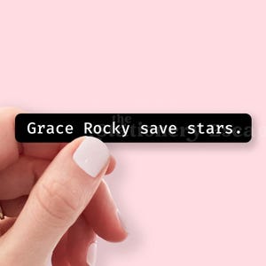 Puede incluir: Un letrero de madera rústico con el texto "Welcome to our home" en un estilo manuscrito. El letrero presenta un acabado envejecido y un diseño sencillo y acogedor, ideal para un porche o entrada.