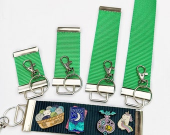 Pin holder keychain / Green keychain pin keeper / pin collector keychain / 1.5 width / Wide