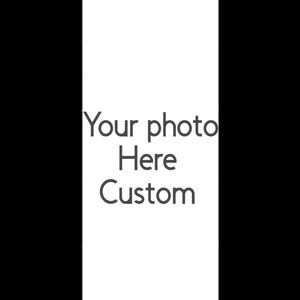 Op de afbeelding: Witte rechthoekige tag met een gat aan de bovenkant. De tag zegt "Your photo Here Custom".