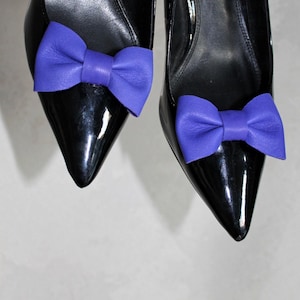 Fermagli per scarpe con fiocco in pelle blu: accessori per feste fatti a mano