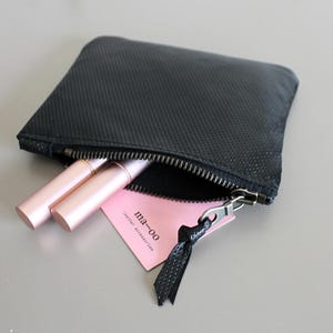 Borsa in pelle nera con texture. Bella borsa porta monete da donna con gancio. Regalo di dicembre per lei. Borsa per il trucco unica nel suo genere
