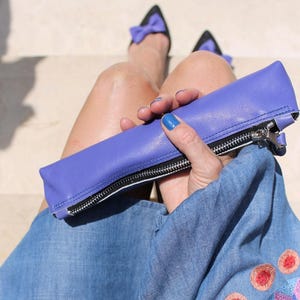 Astuccio in pelle blu. Astuccio Ziå blu acceso per matite da trucco. Astuccio con cerniera blu oltremare. Astuccio estivo per piccoli oggetti.