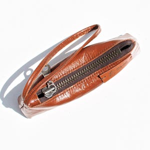 Astuccio portapenne in pelle marrone. Borsetta per il trucco color cognac. Piccolo borsellino da polso in pelle. Accessorio autunnale.