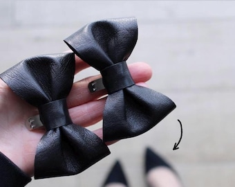 Fermagli per scarpe con fiocco in pelle nera: decorazione per scarpe fatta a mano (coppia)