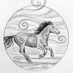 Puede incluir: Un dibujo a l&aacute;piz en blanco y negro de un caballo corriendo en un c&iacute;rculo con un fondo de remolinos. El caballo est&aacute; en el centro del c&iacute;rculo y corre hacia el lado derecho de la imagen. El fondo est&aacute; lleno de l&iacute;neas y patrones de remolinos.