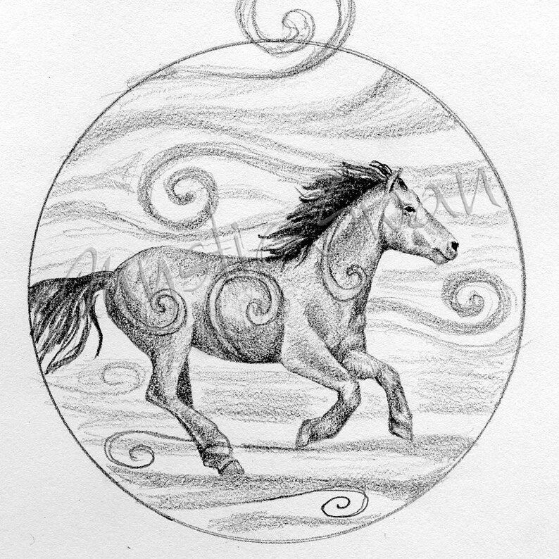 Puede incluir: Un dibujo a l&aacute;piz en blanco y negro de un caballo corriendo en un c&iacute;rculo con un fondo de remolinos. El caballo est&aacute; en el centro del c&iacute;rculo y corre hacia el lado derecho de la imagen. El fondo est&aacute; lleno de l&iacute;neas y patrones de remolinos.