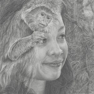 Puede incluir: Dibujo a lápiz detallado de una persona con un mono posado en la cabeza. El pelaje del mono es texturizado y la persona sonríe. El fondo presenta una sugerencia de follaje.