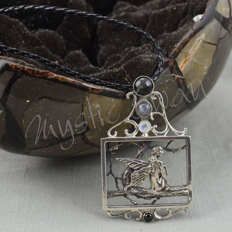 Faerie Pendant with Scrollwork and Accent Stones image 6