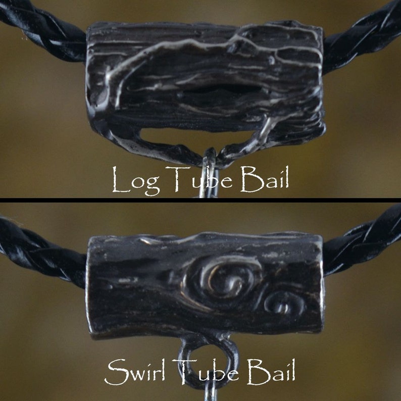 Puede incluir: Dos im&aacute;genes de primer plano de abalorios de tubo de plata. La imagen superior muestra un abalorio con una textura de tronco. La imagen inferior muestra un abalorio con un patr&oacute;n de espiral. Ambos abalorios est&aacute;n unidos a cordones de cuero negro. El texto "Log Tube Bail" est&aacute; debajo de la imagen superior y "Swirl Tube Bail" est&aacute; debajo de la imagen inferior.