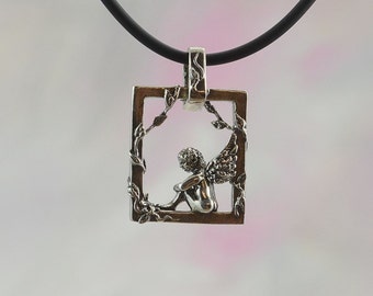 Pendentif chérubin enchanteur et liane en argent sterling
