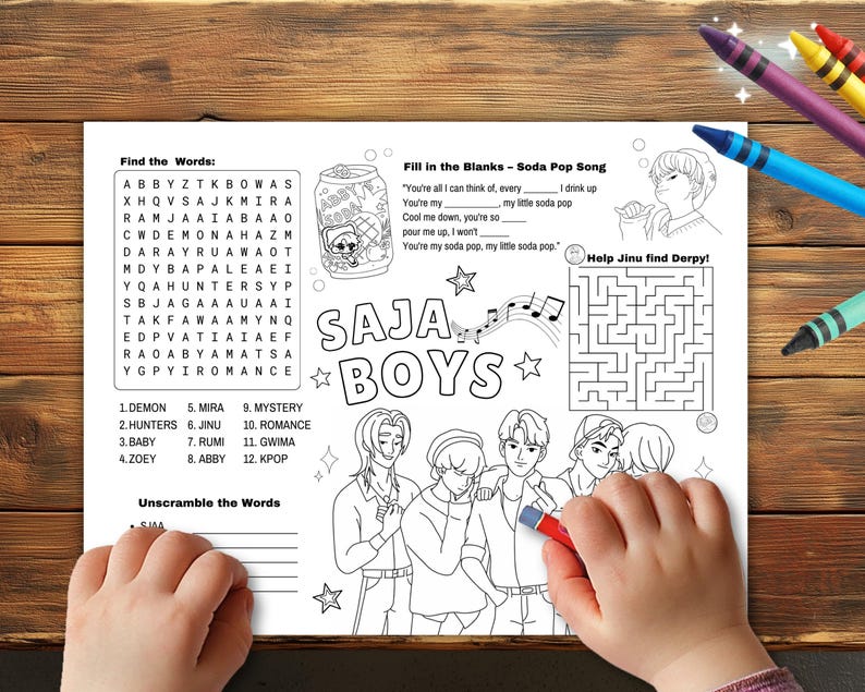 Op de afbeelding: Een zwart-wit kleurplaat met de tekst "SAJA BOYS" en diverse activiteiten, waaronder een woordzoeker, invuloefeningen en een doolhof. Een kinderhand houdt een rode kleurpotlood vast.