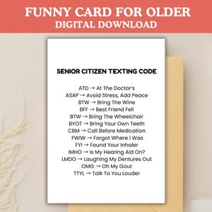 Könnte beinhalten: Eine weiße Karte mit dem Text "FUNNY CARD FOR OLDER DIGITAL DOWNLOAD" oben. Die Karte listet "SENIOR CITIZEN TEXTING CODE" mit Abkürzungen und ihren Bedeutungen auf, wie "ATD → At The Doctor's" und "OMG → Oh My Gout".